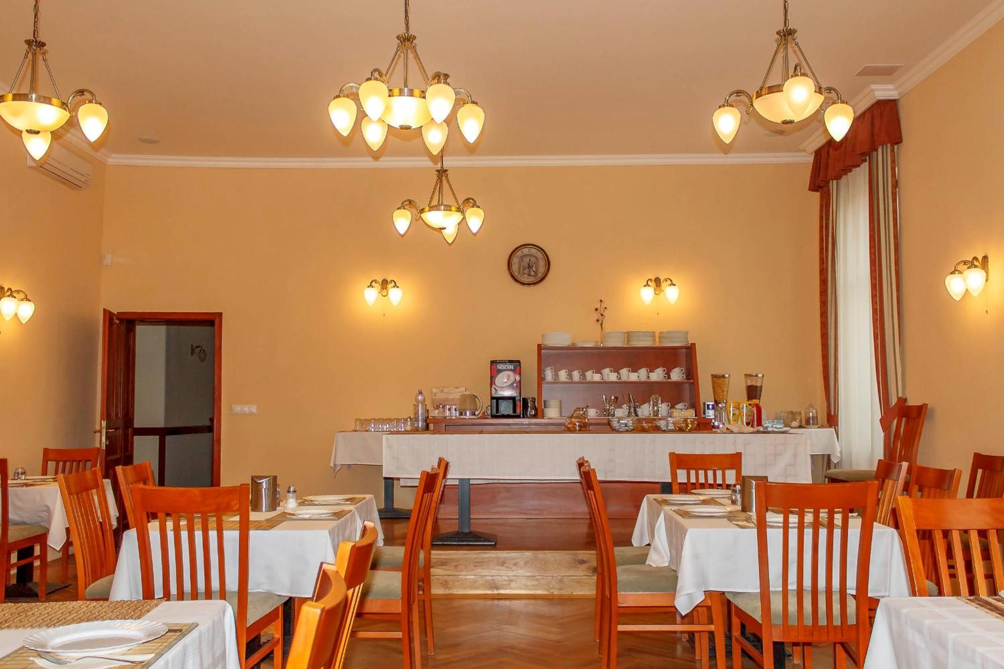 Pannon Hotel Bejelentkezes 20 Oraig, Check-In Until 20 O'Clock, Einchecken Bis 20 Uhr Mohács Buitenkant foto